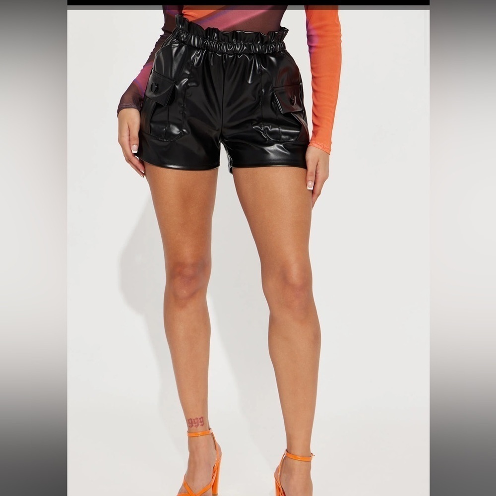 š©· 3/$18 NWT Fashion nova strutting paper bag faux leather high waist cargo short